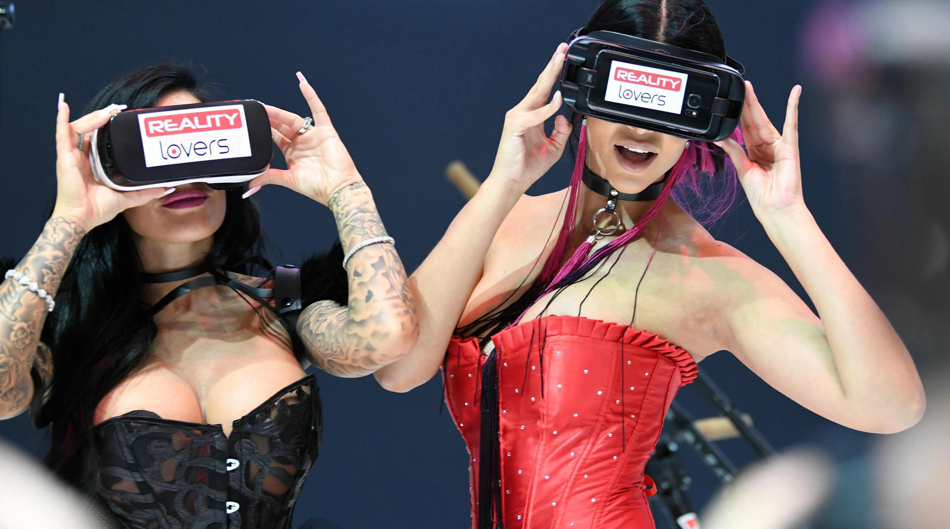 VR虚拟现实技术在情趣用品应用广泛。两位模特正在观看VR视频。
