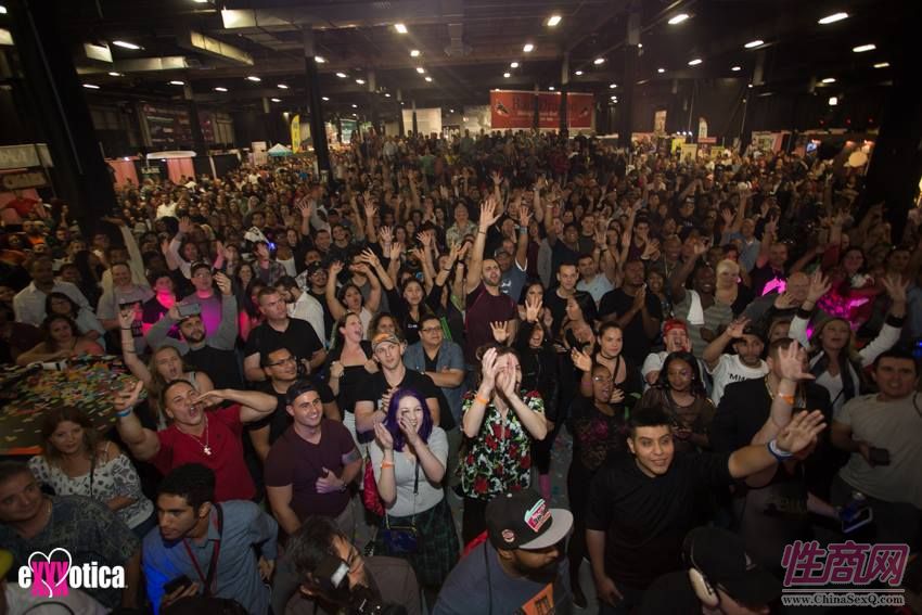 03 表演舞台前人气爆棚