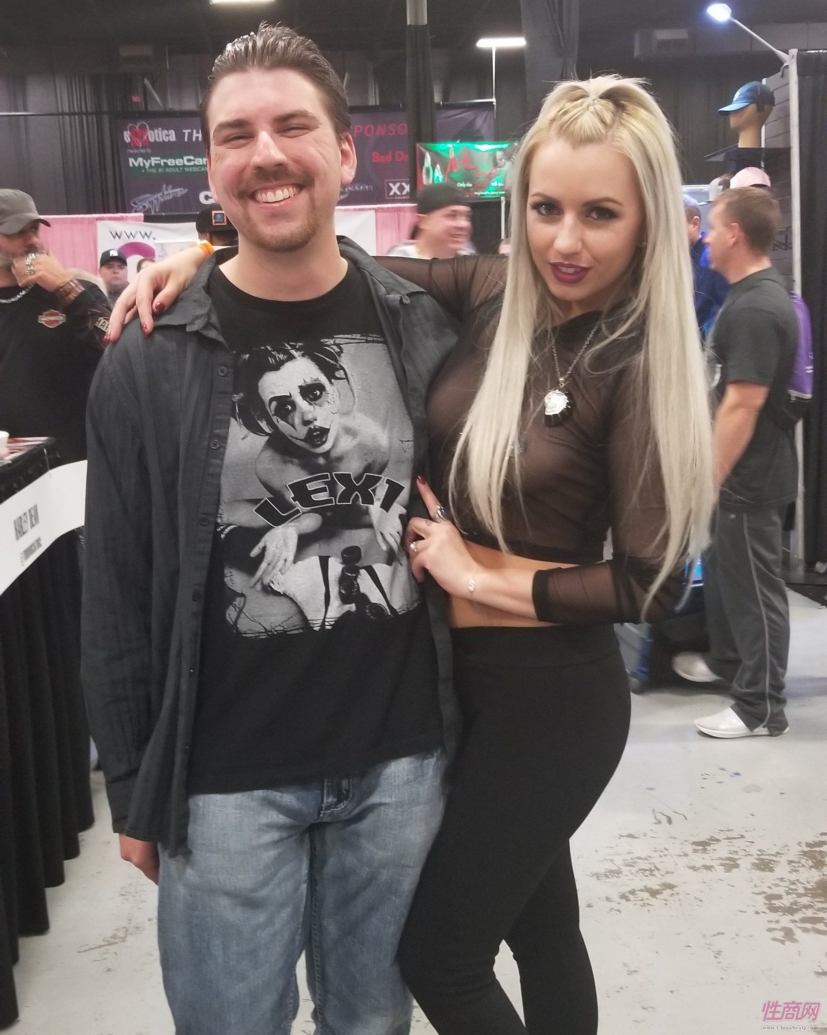 25 影星和男观众合影