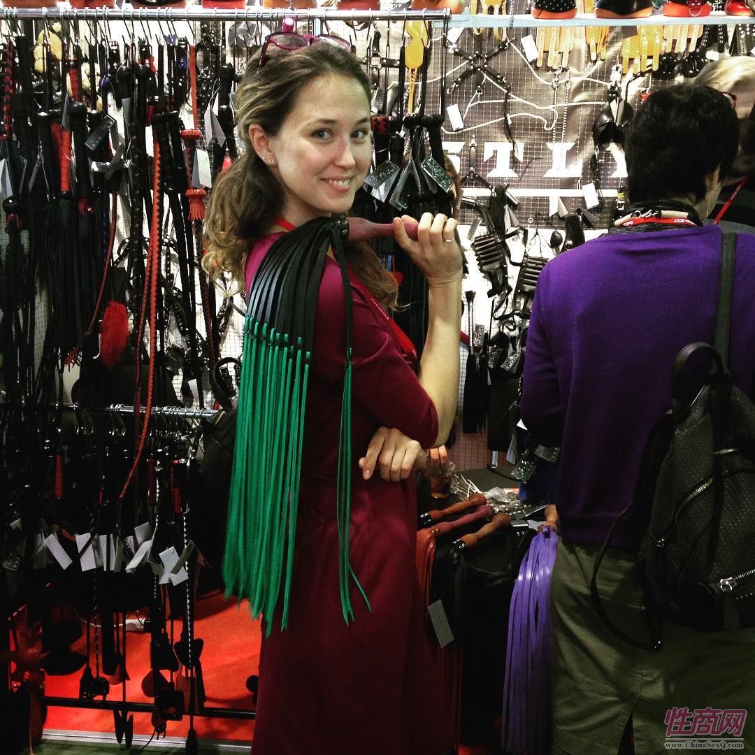 美女展商演示SM皮鞭