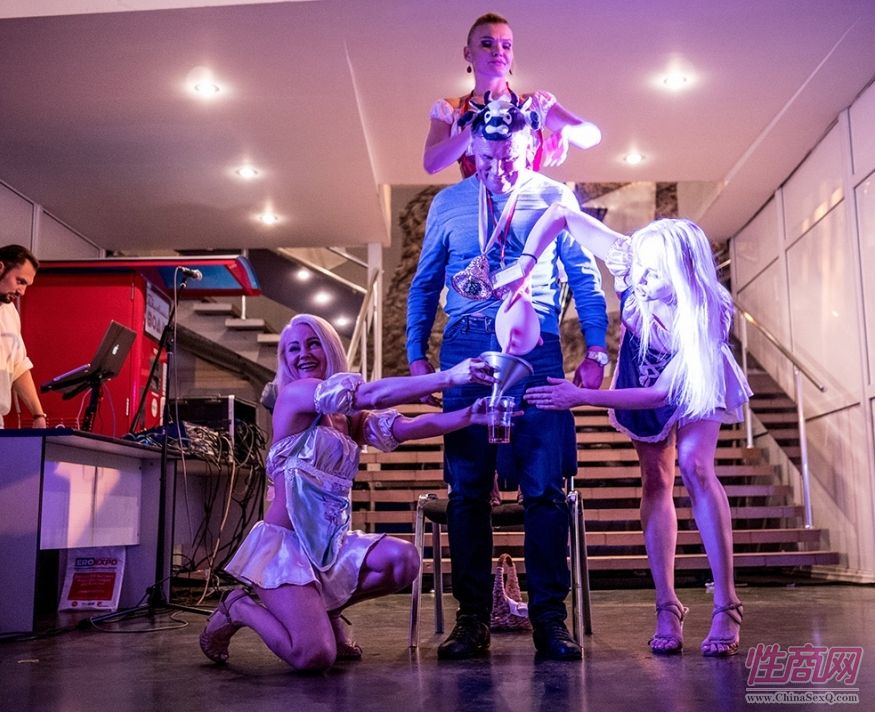 观众模仿奶牛挂着腰部的ru头有点邪恶