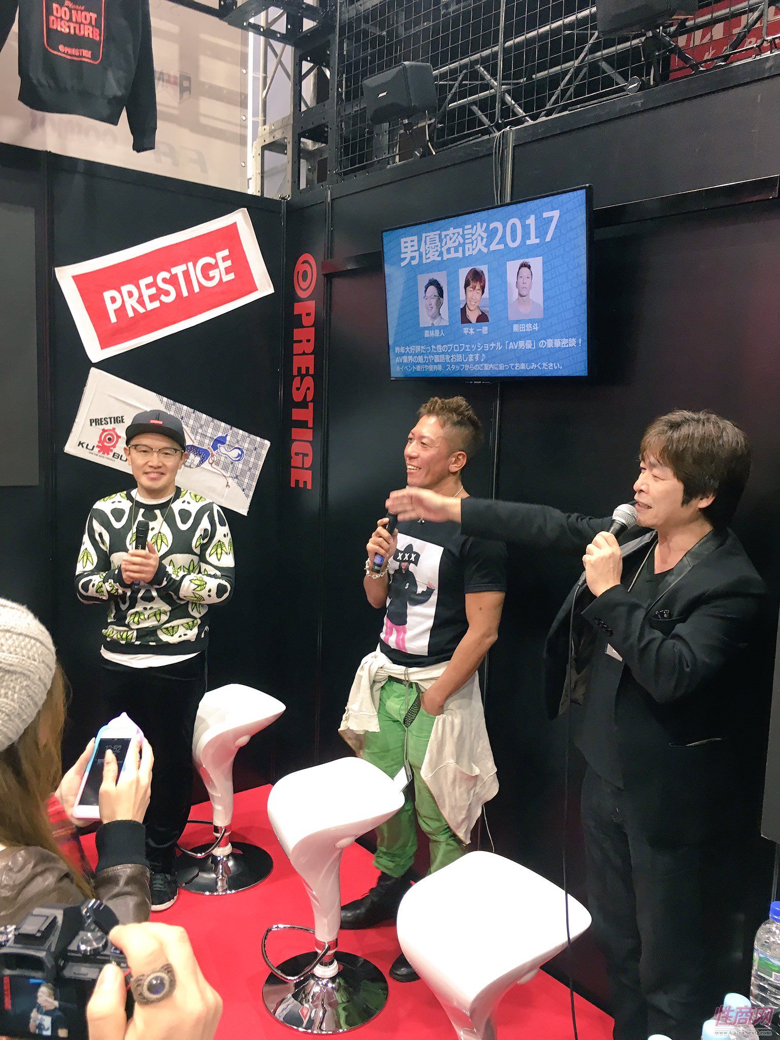 男优嘉宾和现场观众互动