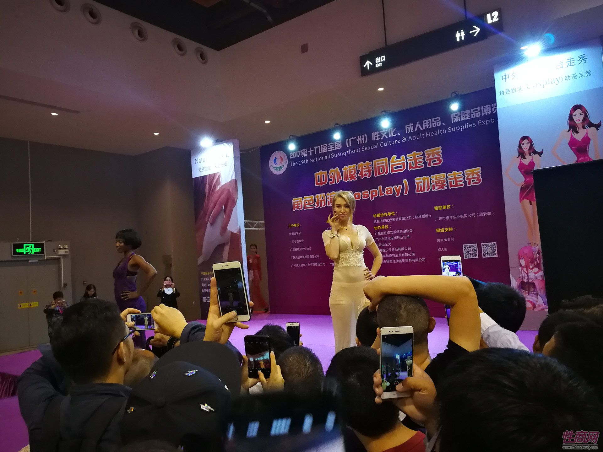 08 俄罗斯模特展示情趣内衣.