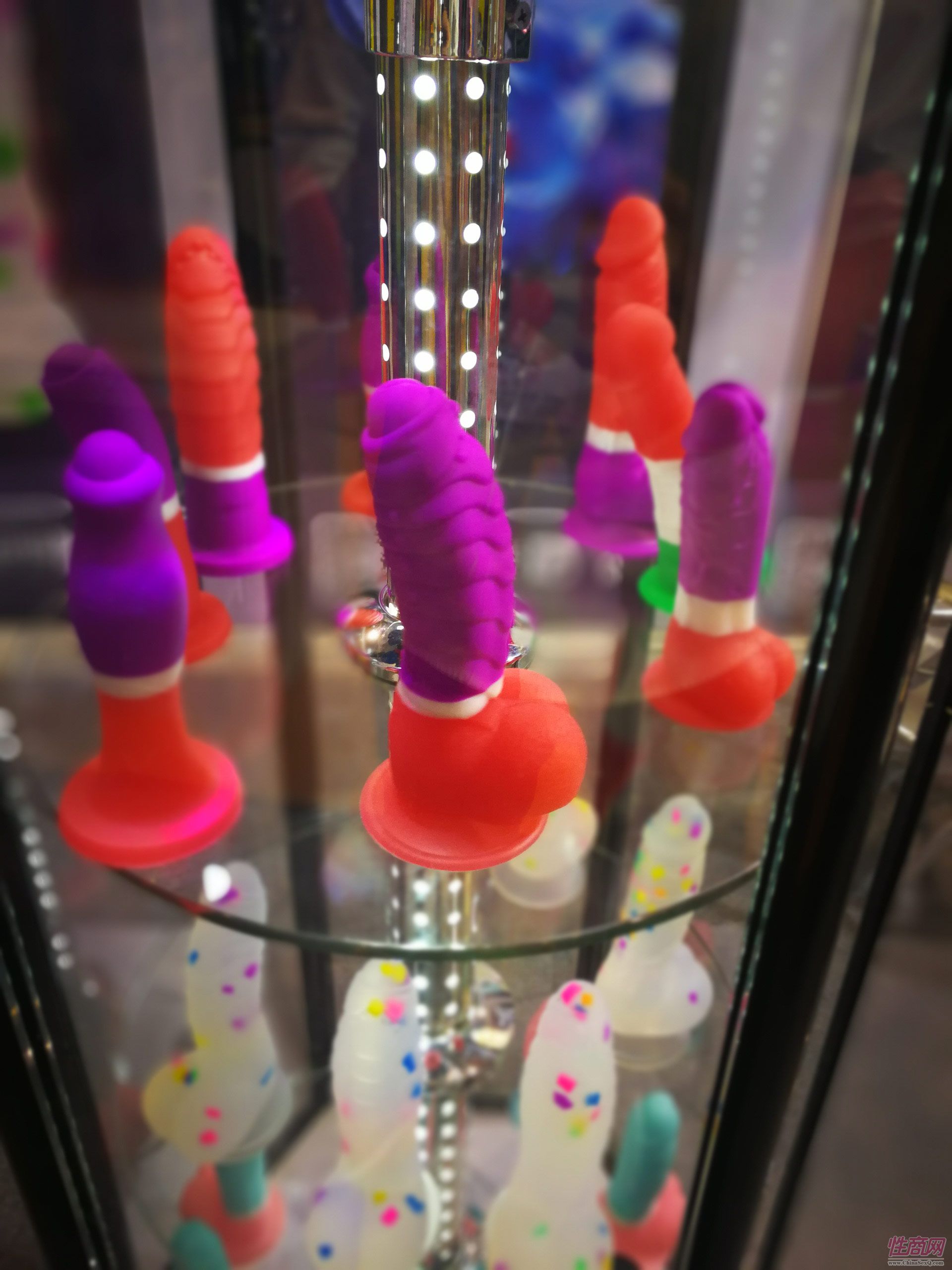 06 展柜中的仿真阳具产品.