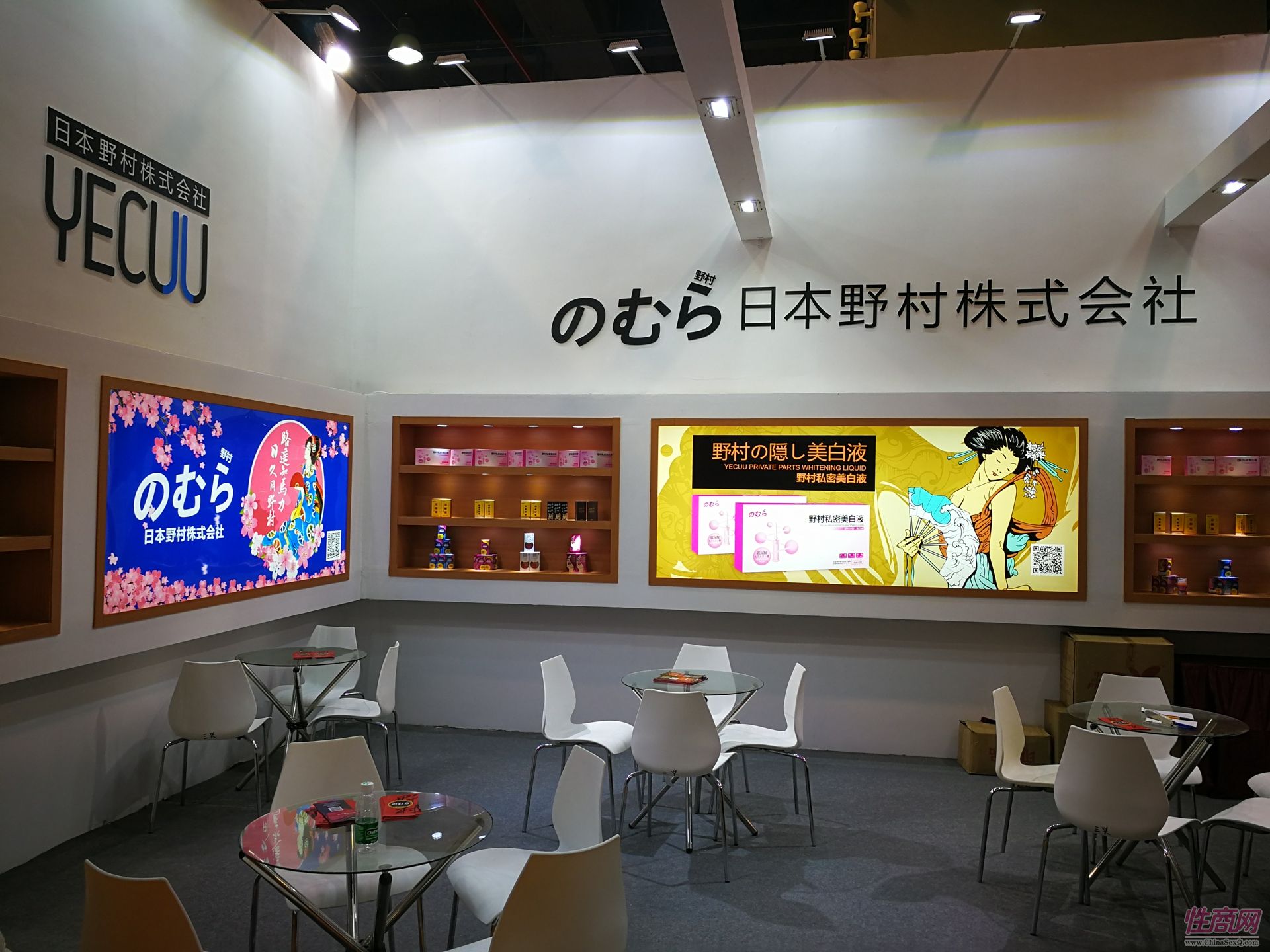 02 展台设计具有日式特点,简洁而有条理.