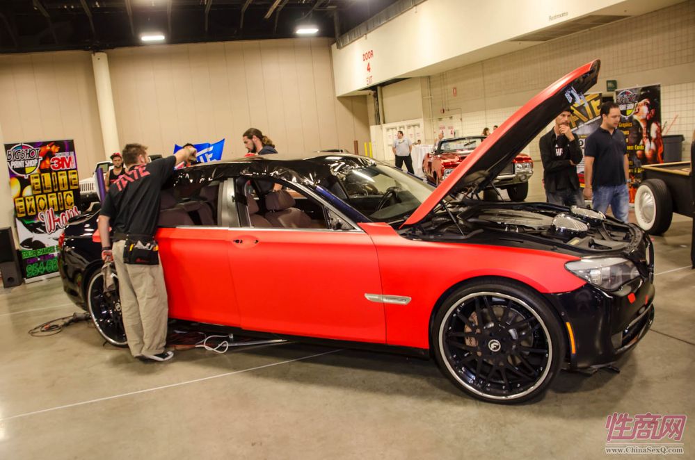 2013美国劳德代尔成人展eXXXotica香车美女图片8