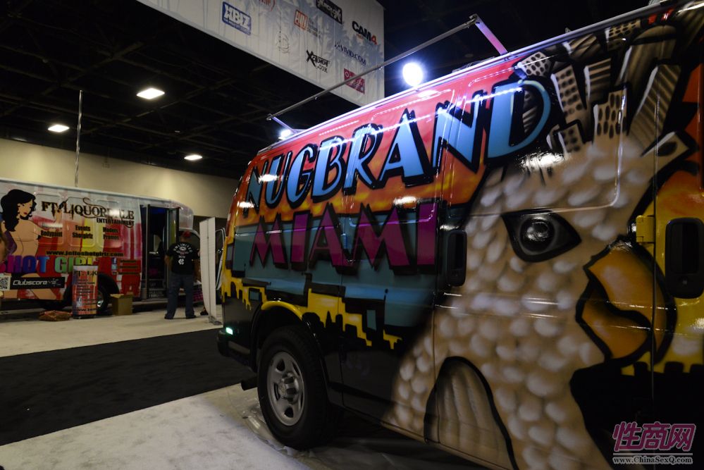 2013美国劳德代尔成人展eXXXotica香车美女图片26
