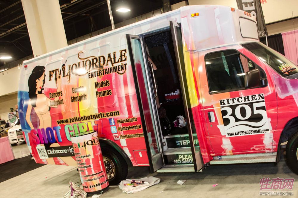 2013美国劳德代尔成人展eXXXotica香车美女图片31