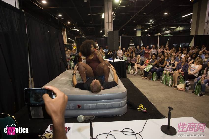 2017美国eXXXotica芝加哥成人展现场观众图片3