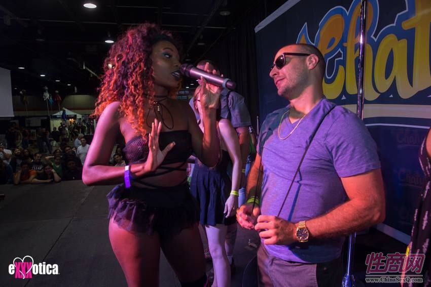 2017美国eXXXotica芝加哥成人展精彩表演图片4
