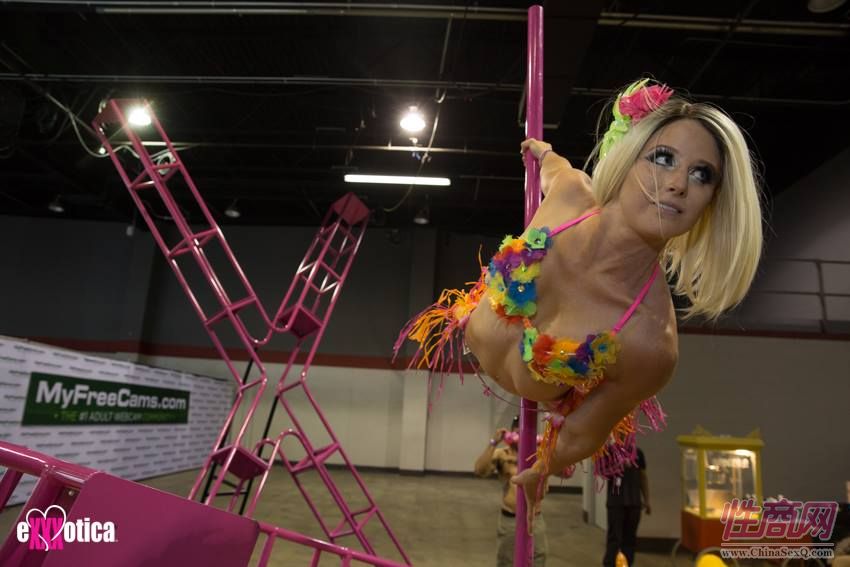 2017美国eXXXotica芝加哥成人展精彩表演图片8