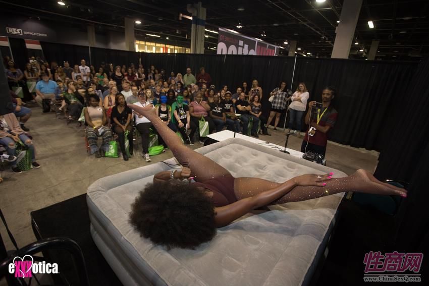 2017美国eXXXotica芝加哥成人展精彩表演图片9