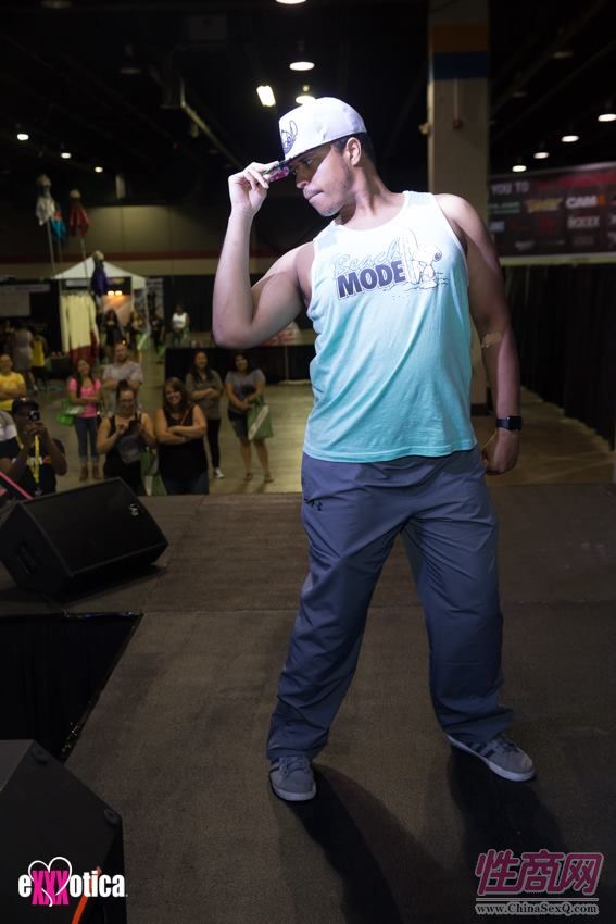 2017美国eXXXotica芝加哥成人展精彩表演图片6