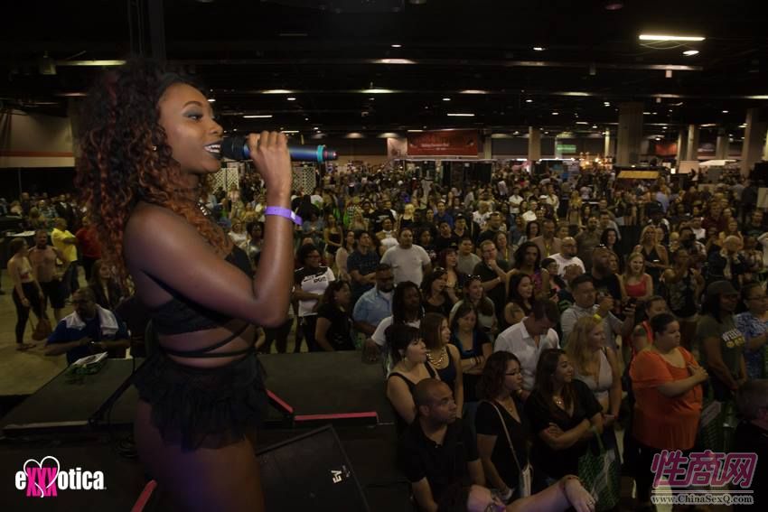2017美国eXXXotica芝加哥成人展精彩表演图片15