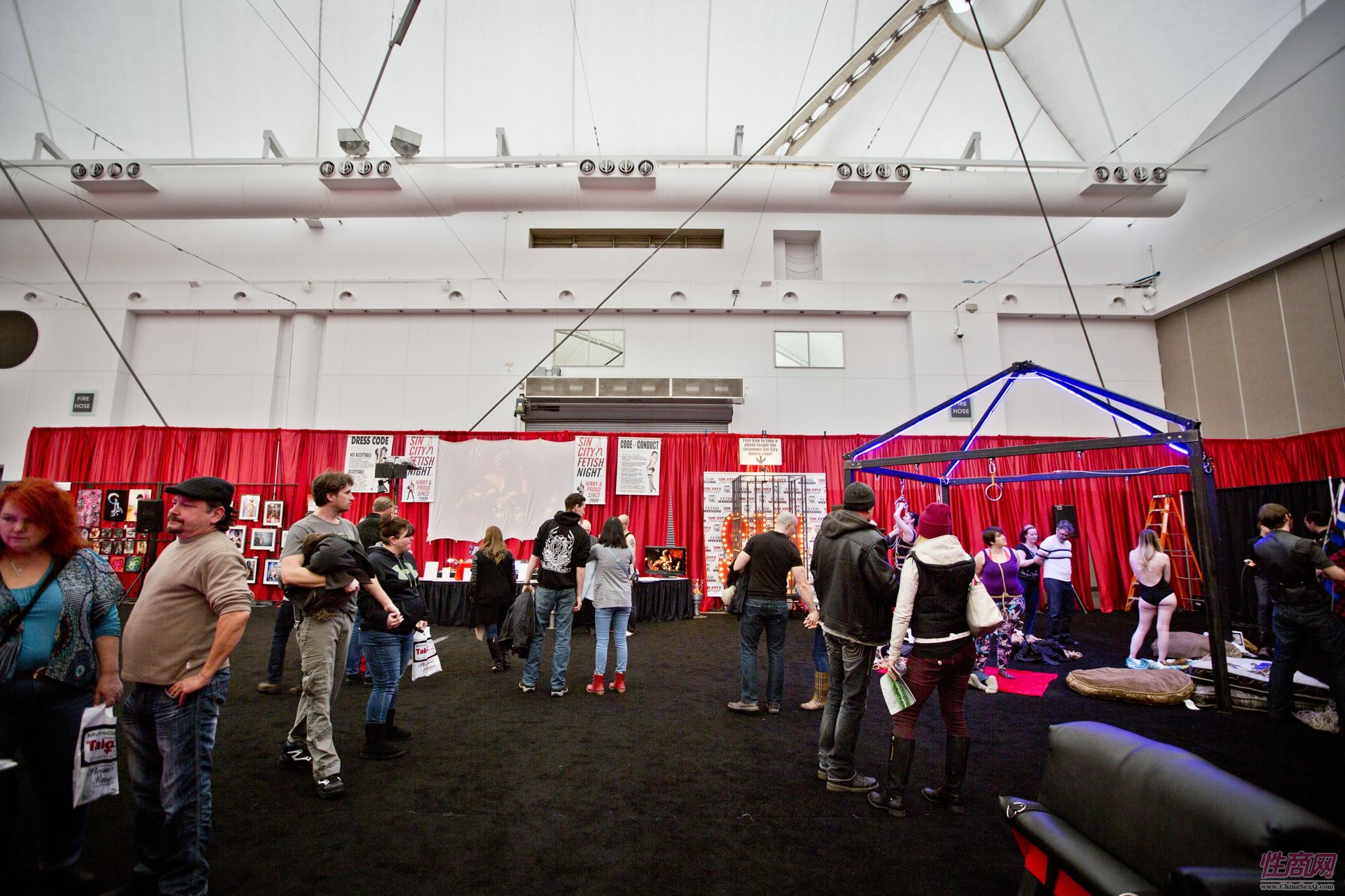 展馆现场有性爱秋千等各种情趣辅助器具,观众可以直接体验