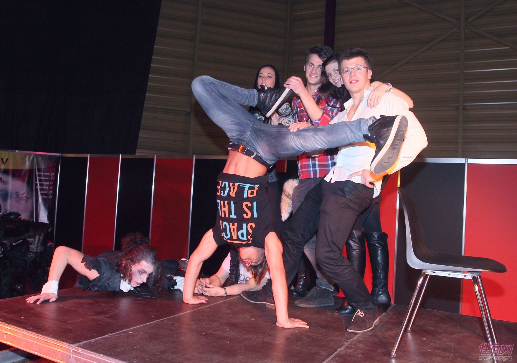 2013拉脱维亚成人展举办多场性感热舞表演图片12