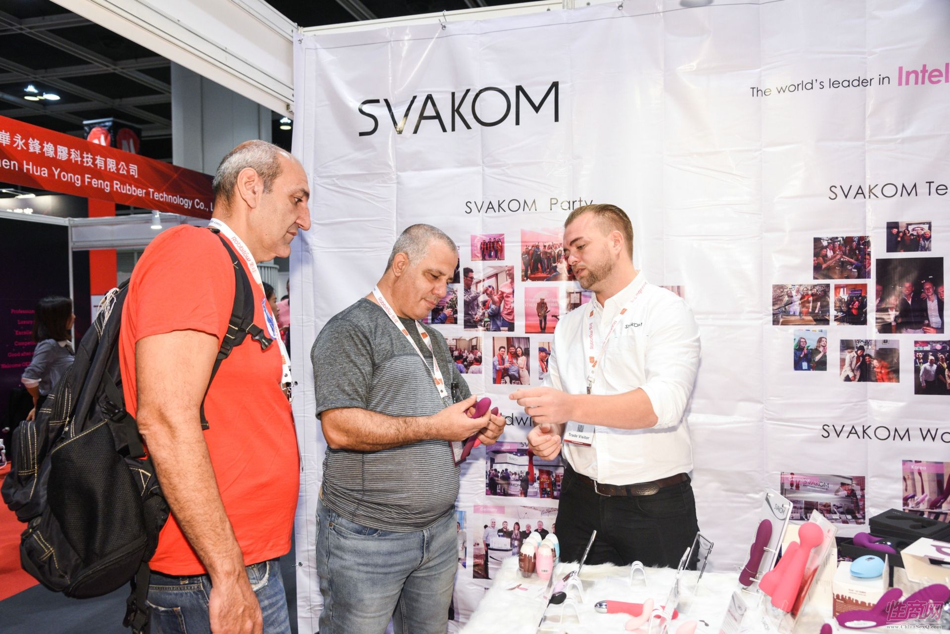 参展商司沃康在和采购商洽谈合作