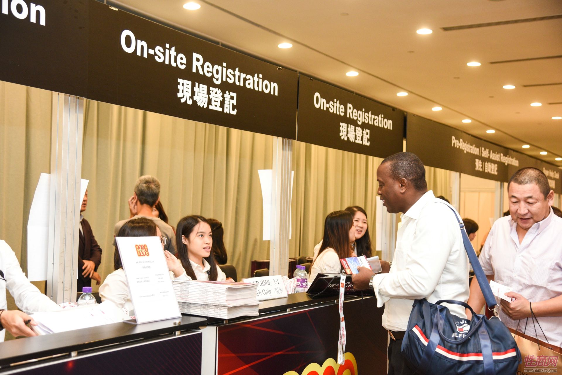 一位黑人采购商进行专业观众登记