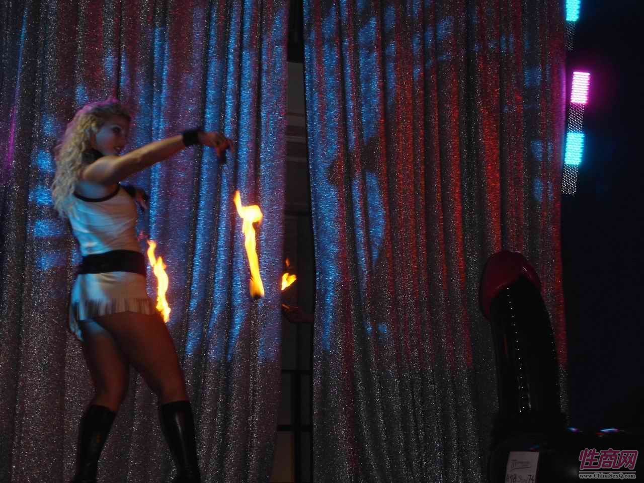 模特表演,更像是杂技,右下角的巨型DD亮了