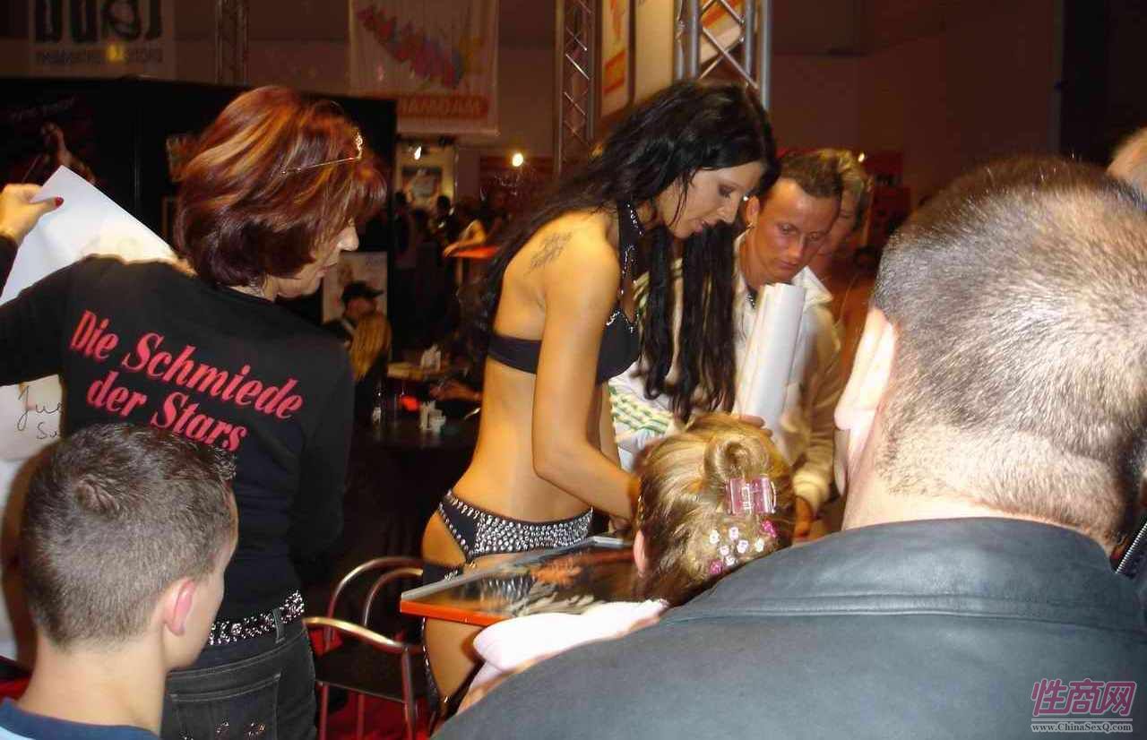 成人影星赠送签名海报