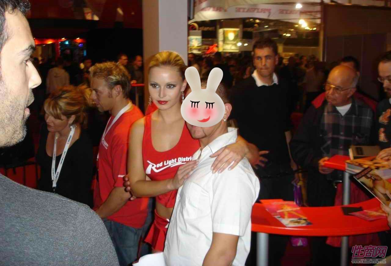 观众和女模特合影