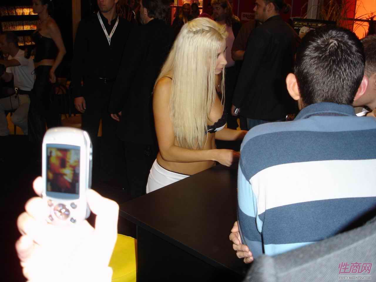 男银可以和屏幕中的女神这么近距离聊天很是享受