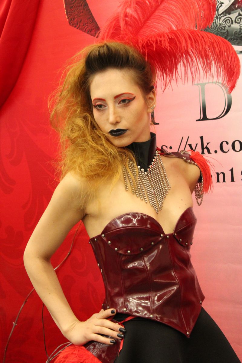 xShow����˹����չ��ױ��38