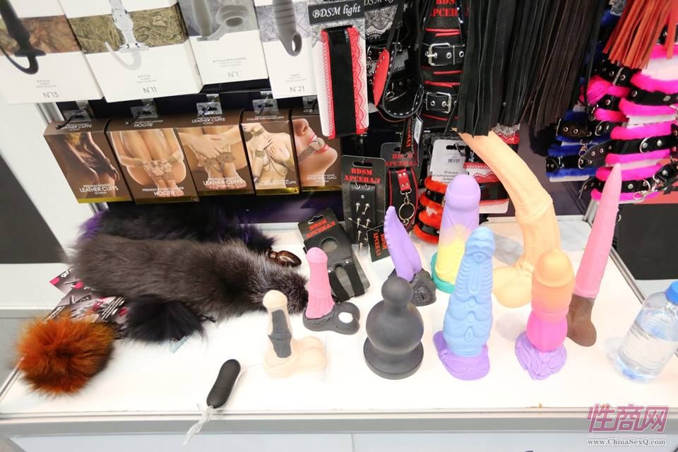 有荧光效果的女用玩具