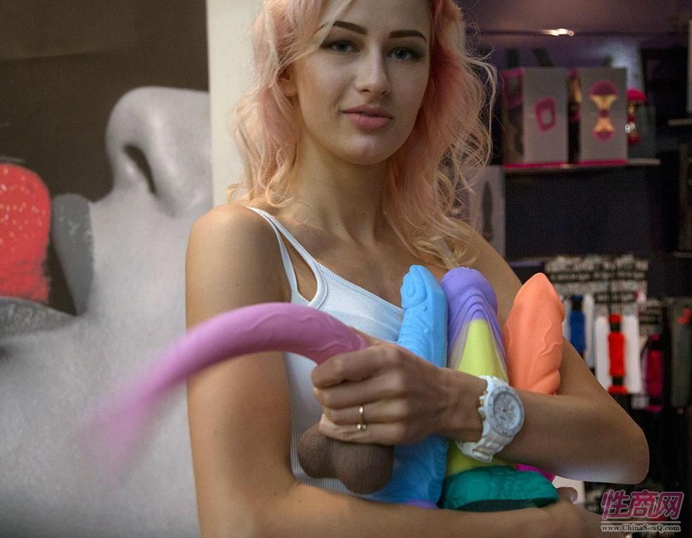 女展商挥动彩色的双头女用玩具