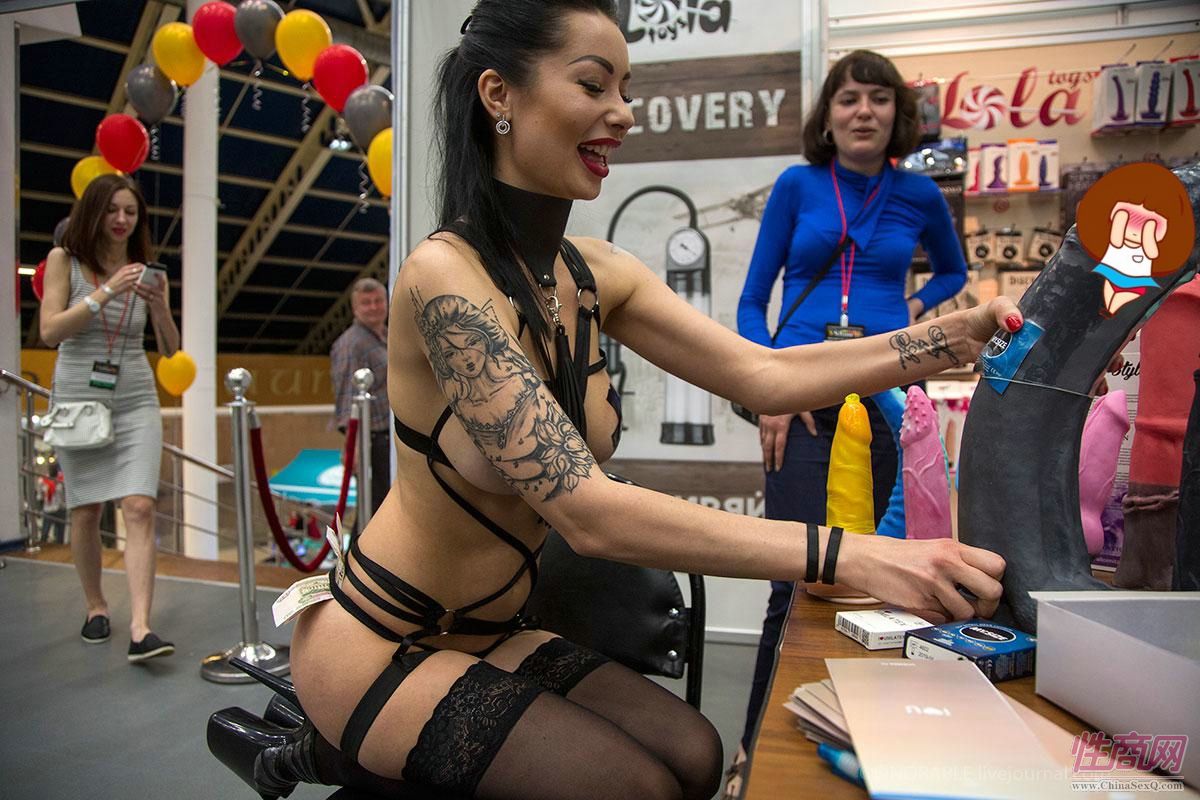 女模特演示给巨型仿真阳具戴安全套