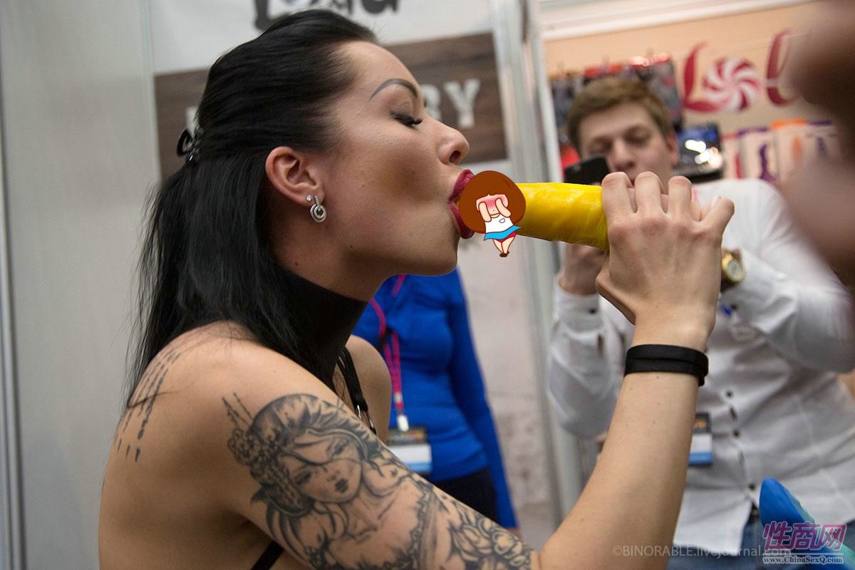 女模特演示仿真成人玩具