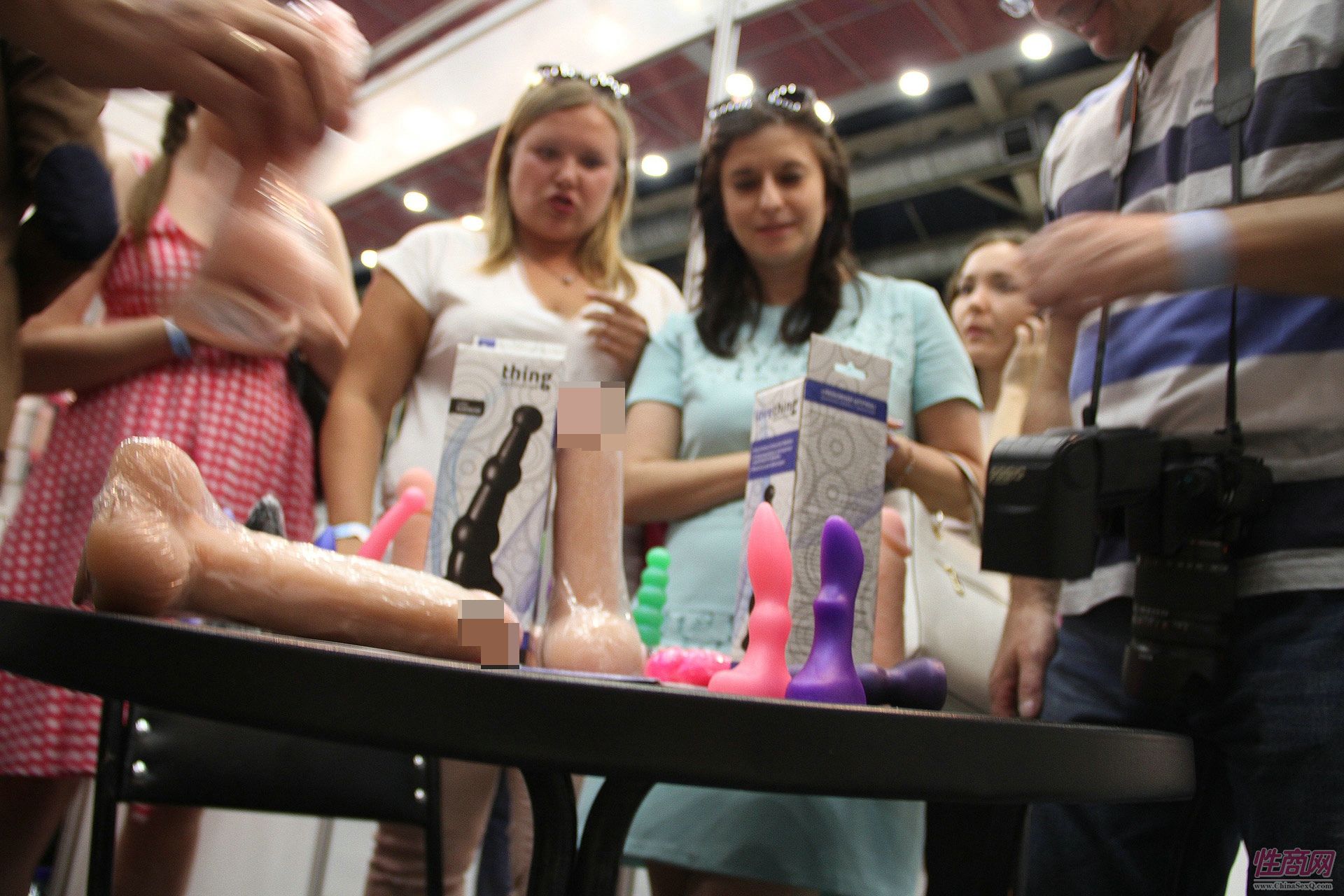 采购商对这些仿真女用玩具很感兴趣