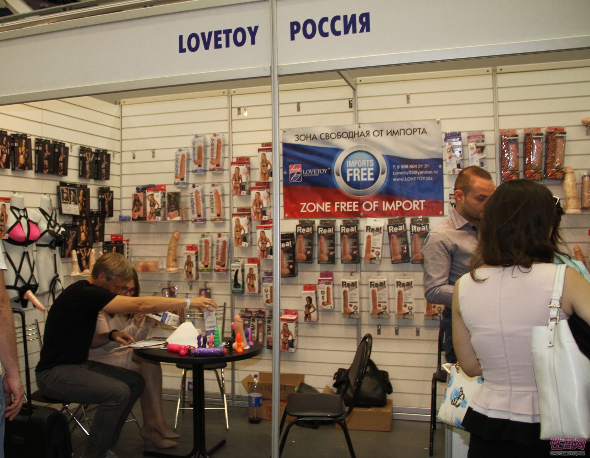 采购商和展商洽谈合作