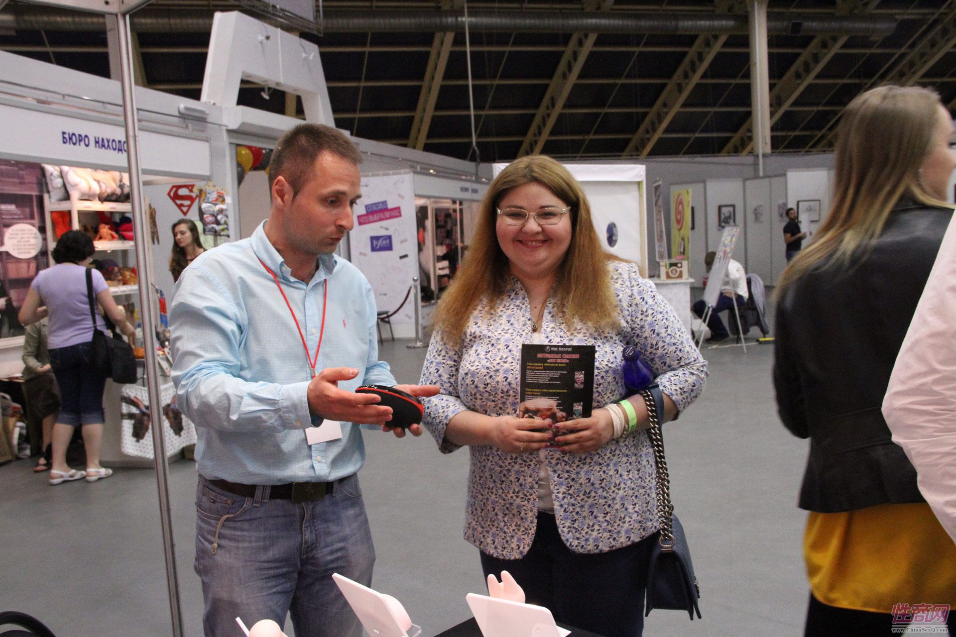 采购商看到记者拍照回应阳光般的微笑