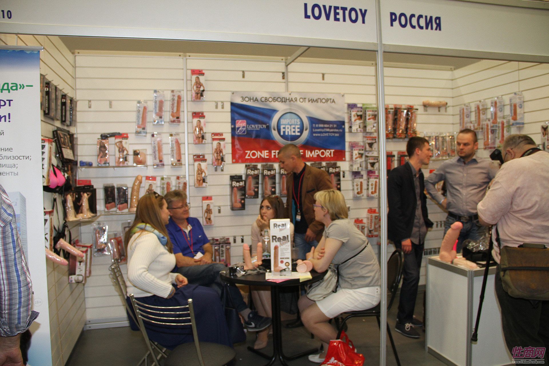 采购商在LOVETOY公司展台咨询产品细节