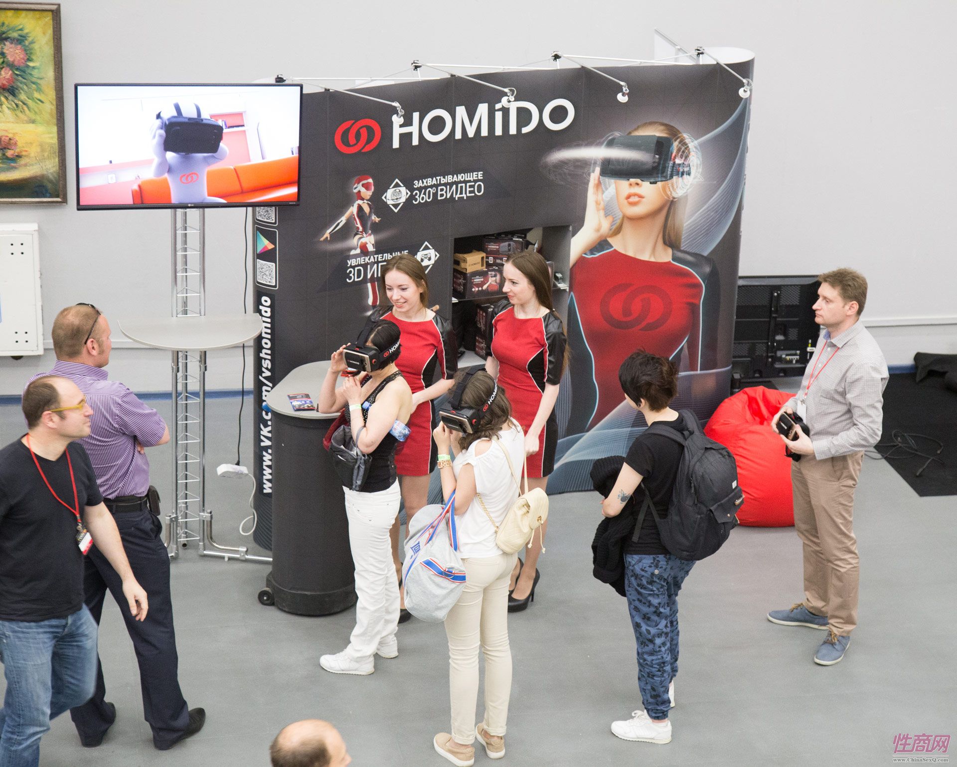 观众们体验VR眼镜