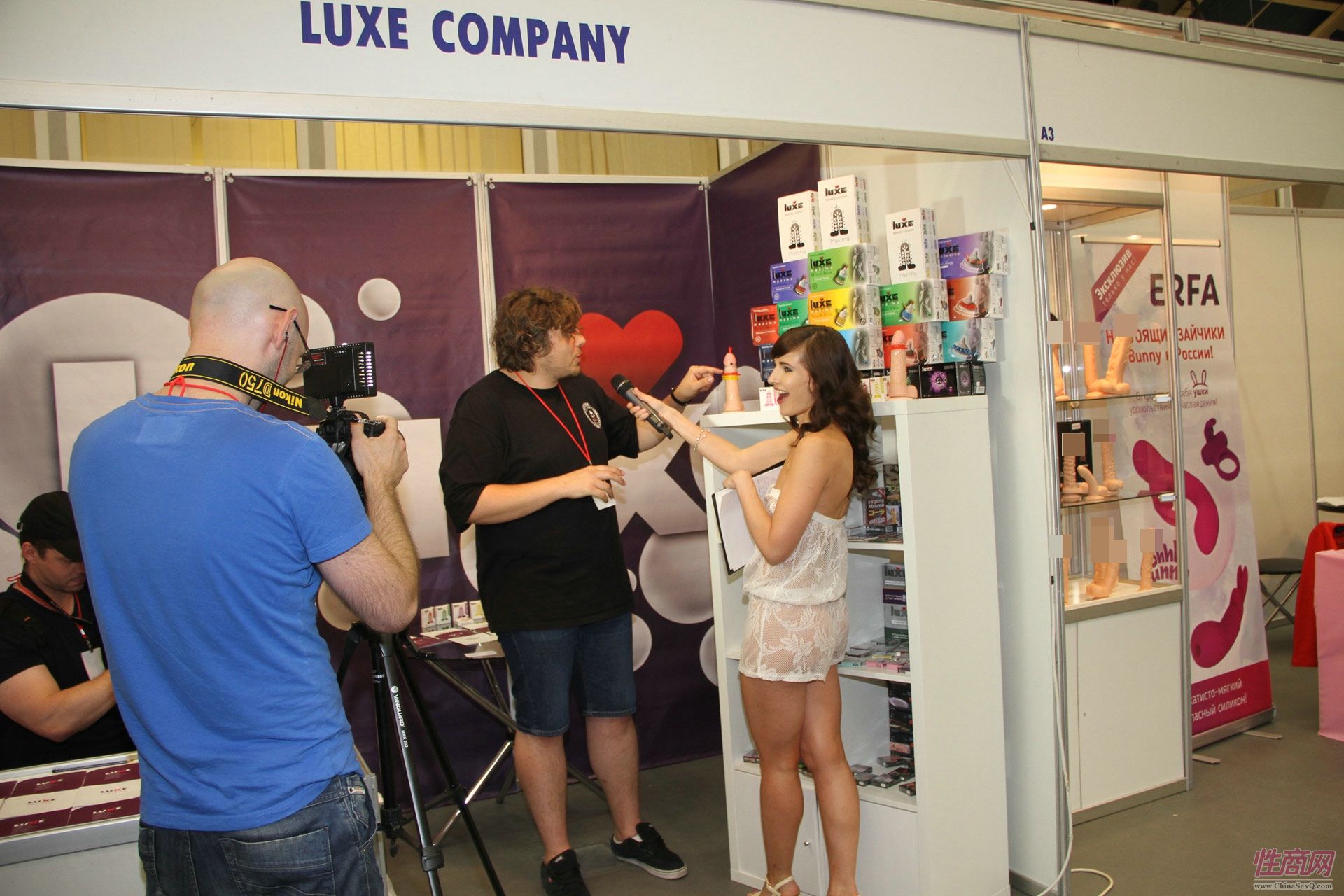 美女记者采访LUXE安全套