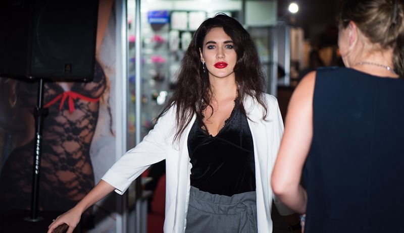 �ֳ���Ů����