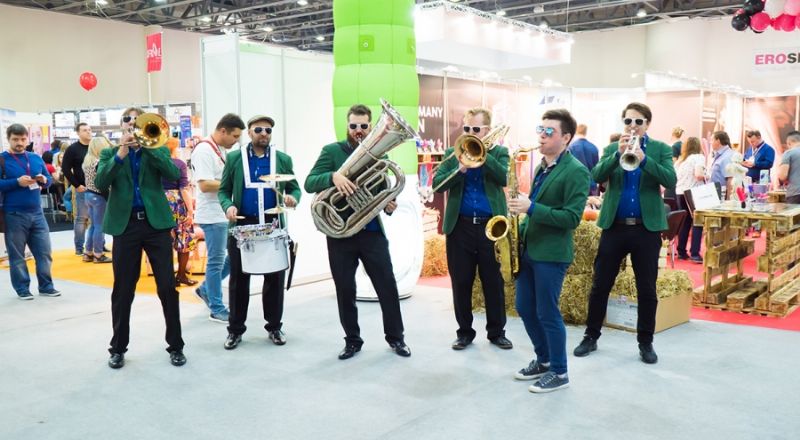 ���ֶ���չ���ڼ��˱���