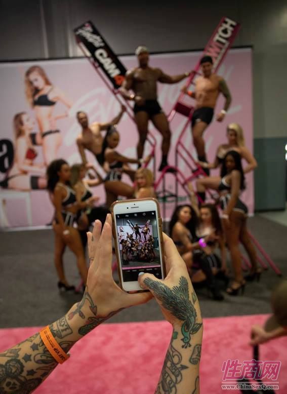 表演者拍照合影,手机貌似是IPhone6