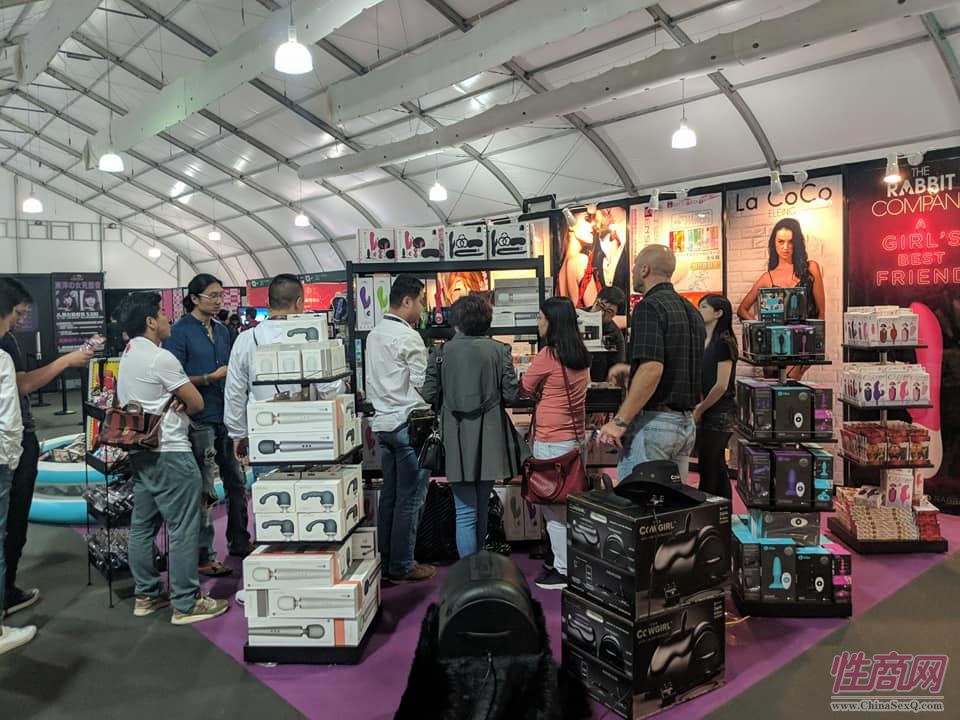 首届香港成人展现场可以买到各种情趣玩具