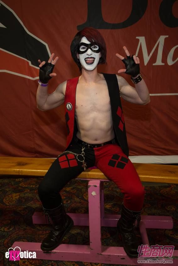 现场还有小丑与观众互动游戏