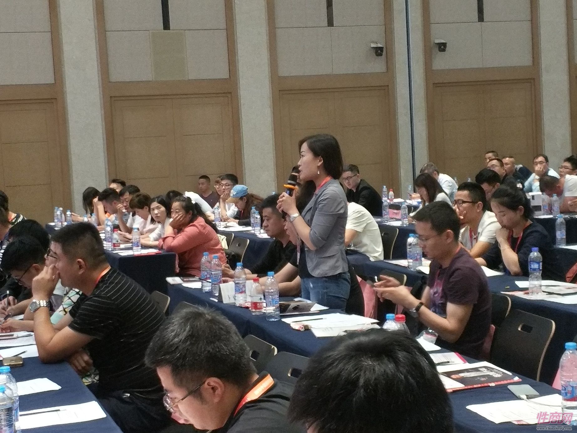 女观众向嘉宾提问