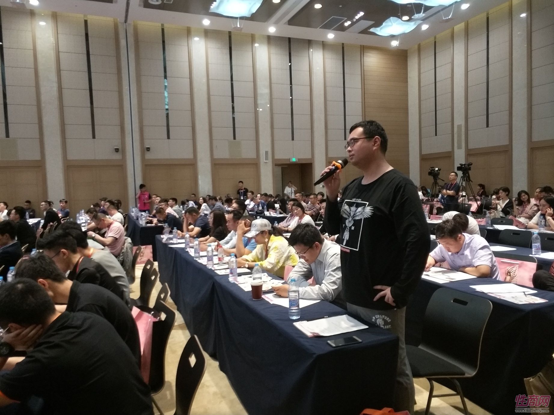 论坛现场气氛活跃,观众踊跃提问与演讲嘉宾愉快交流