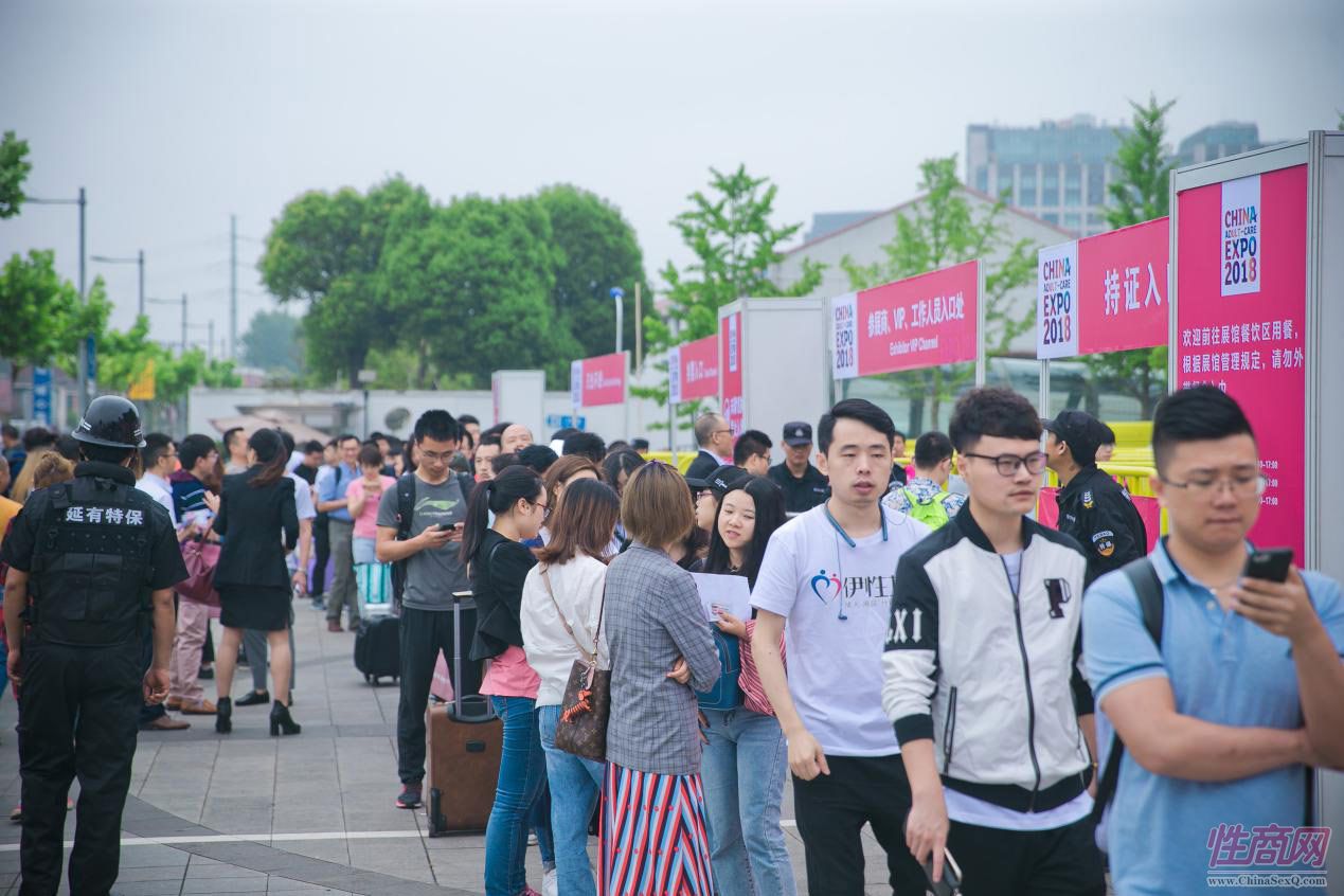 上午八点半不到,展馆入口处展商排起了长龙