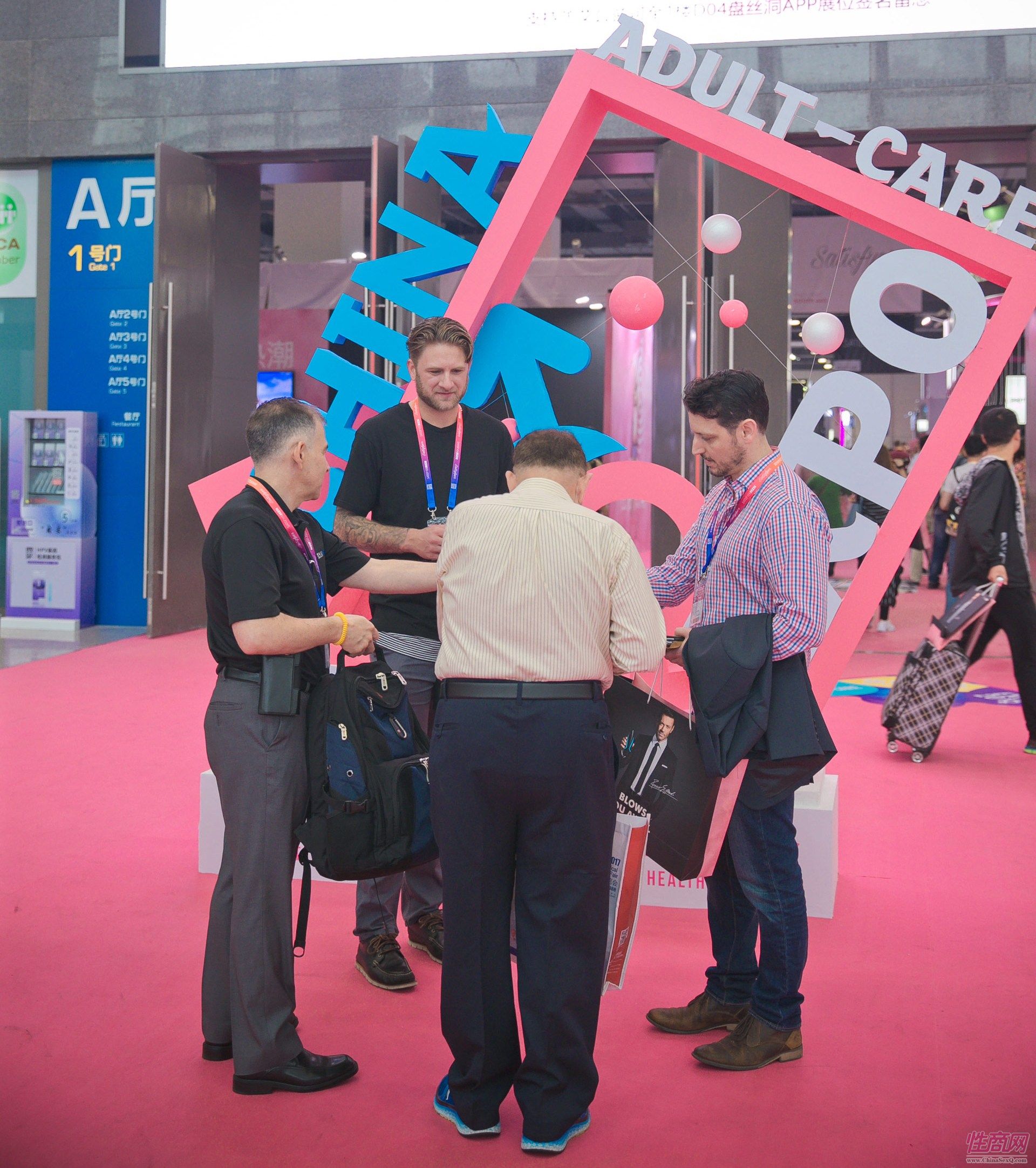 国外采购商在交流今天的收获