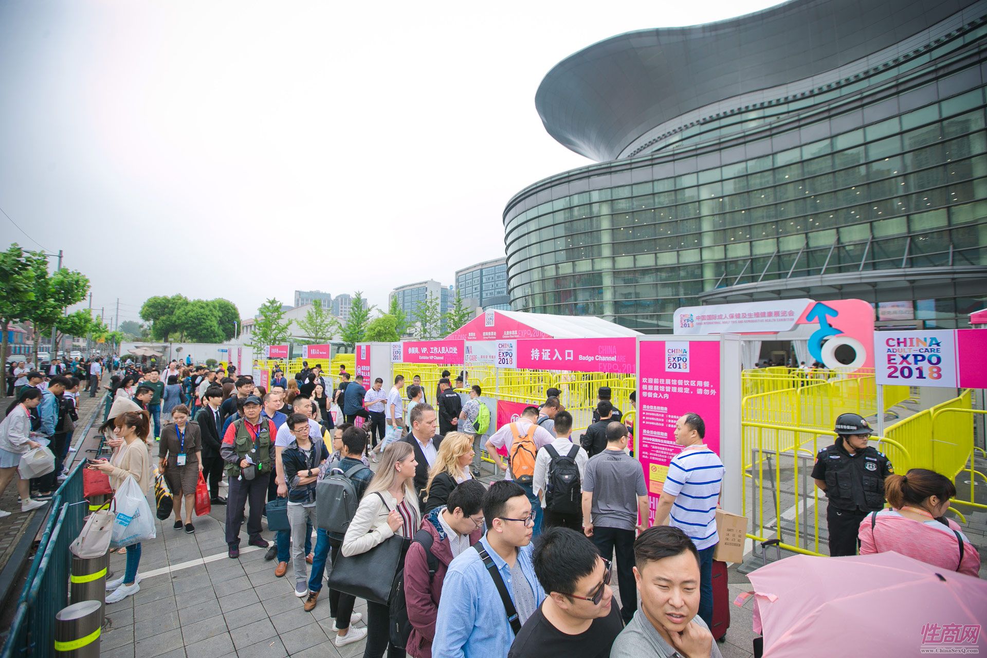 入口处观众排队入场