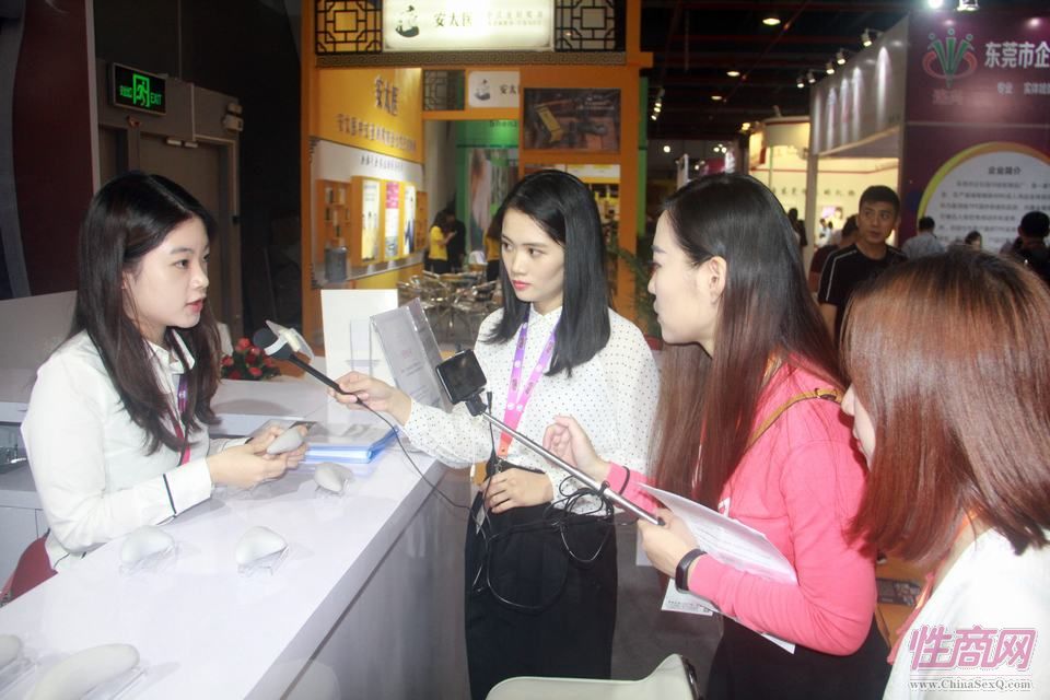 媒体采访展商工作人员