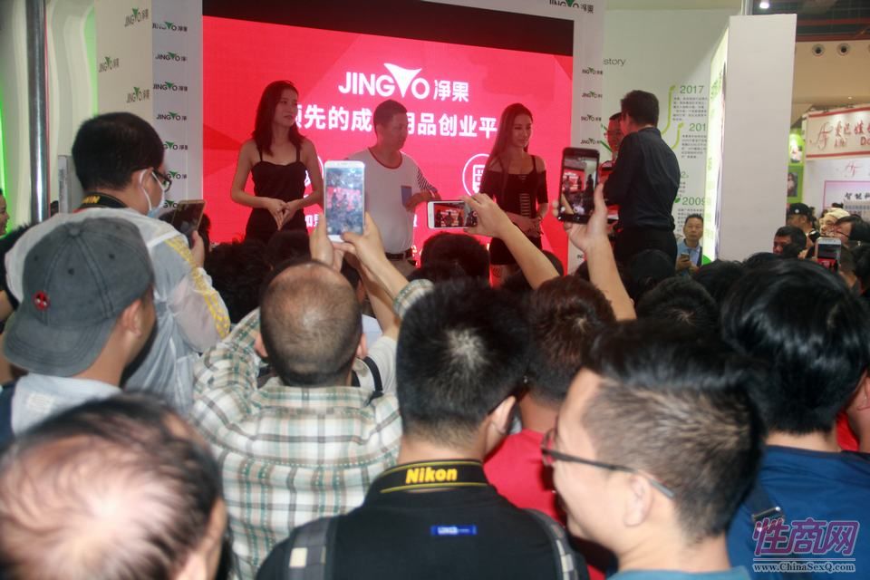 净果情趣用品展台上模特与观众互动