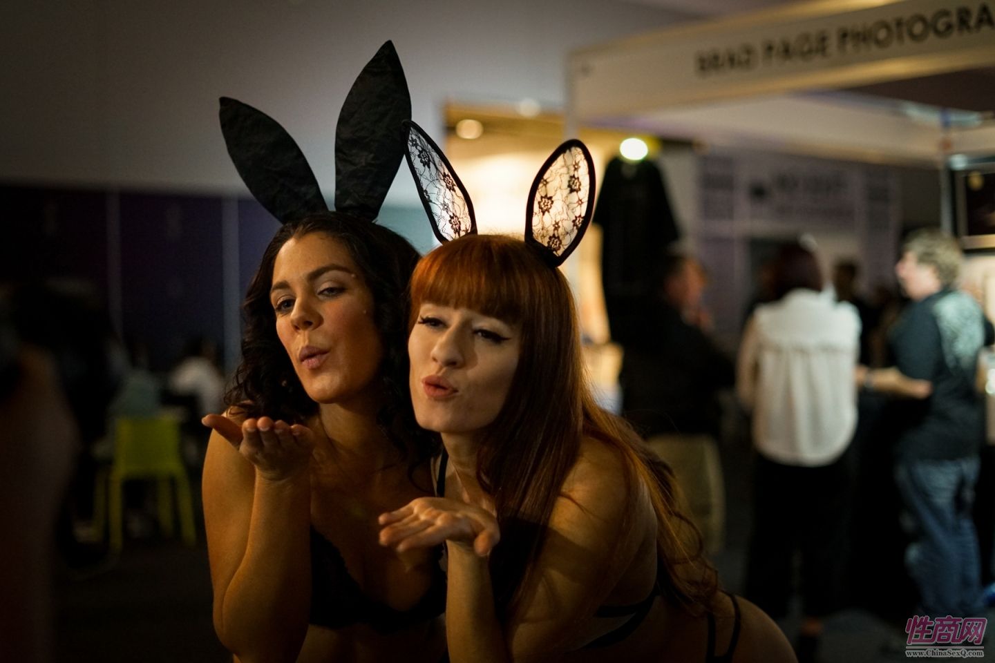 性感的兔女郎向观众献上飞吻